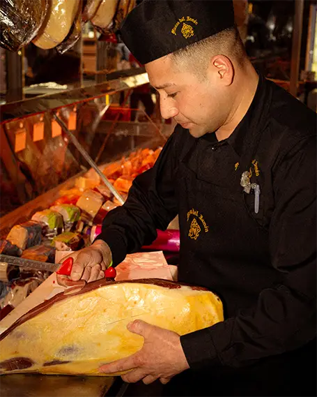 Maestro cortador de jamón ibérico en el Museo del Jamón de Madrid