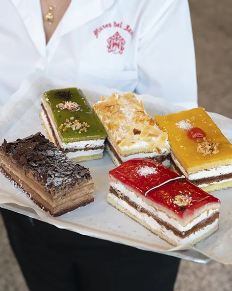 Bandeja de pasteles variados servidos en el Museo del Jamón.
