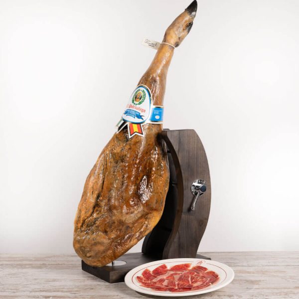 Lonchas finas de jamón de cebo 50 raza ibérica servidas en plato listas para consumir