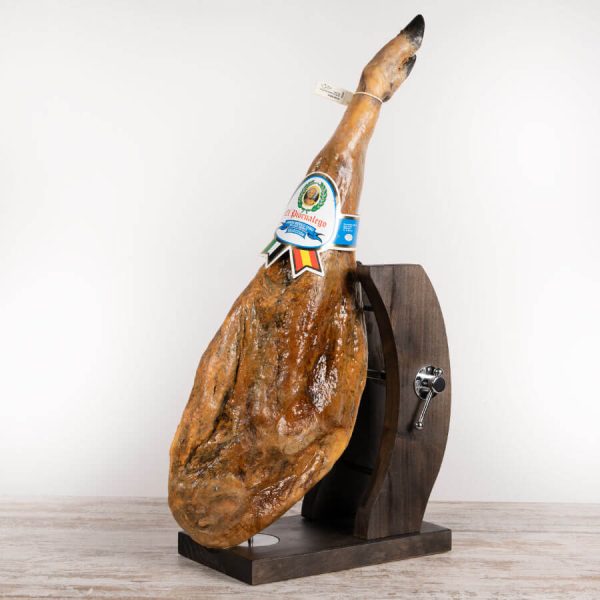 Jamón de cebo 50 raza ibérica pieza entera sobre soporte del Museo del Jamón
