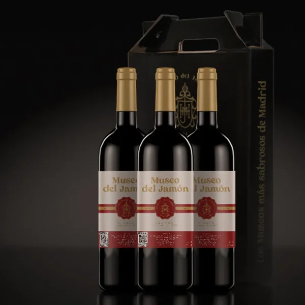 Packaging de tienda del Museo del Jamón con pack de botellas de vino.