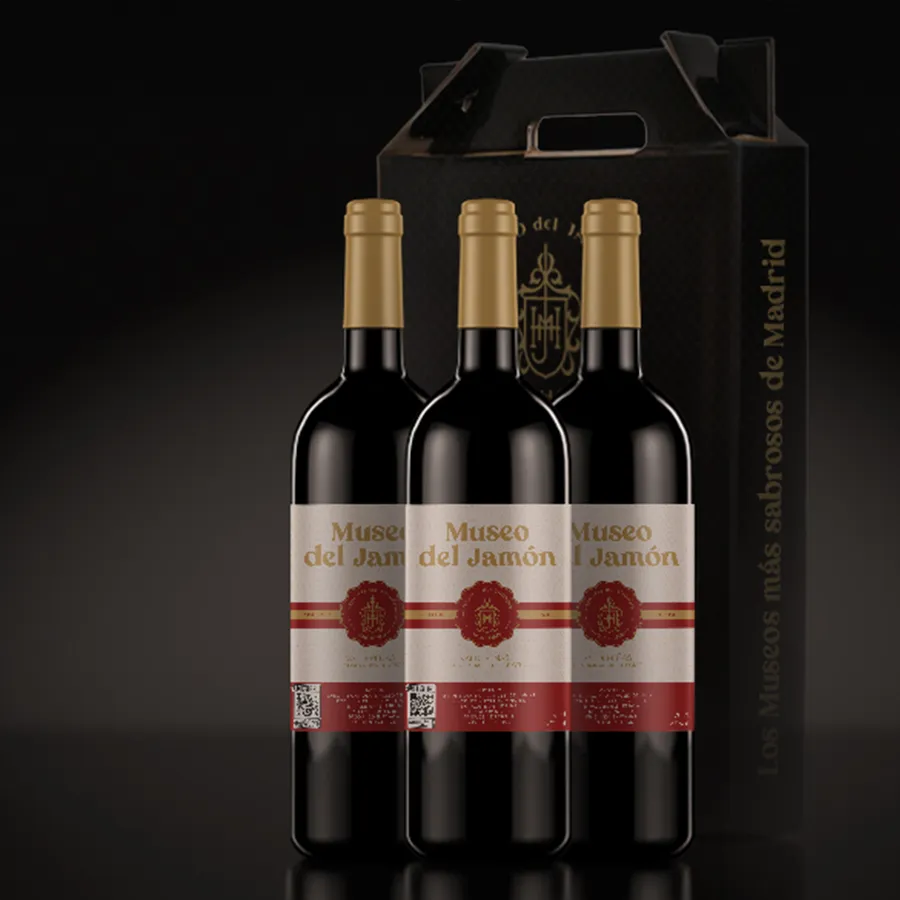 Packaging de tienda del Museo del Jamón con pack de botellas de vino.