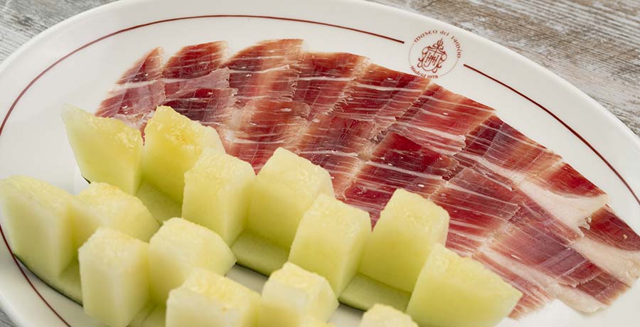 Plato de jamón ibérico con melón, una combinación clásica de la gastronomía española.