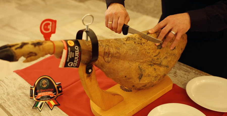 Corte a cuchillo de un jamón ibérico en el Museo del Jamón