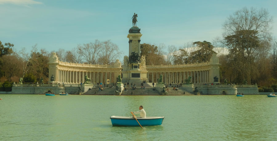 Lago del Parque del Retiro en Madrid con el monumento a Alfonso XII y barcas en el agua