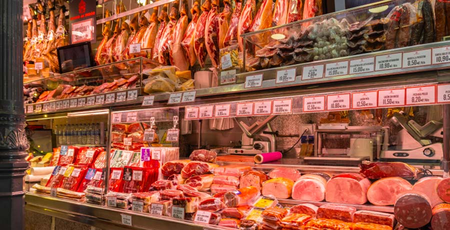 Mostrador de embutidos y jamones en el Museo del Jamón de Madrid