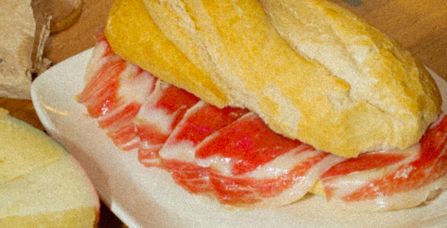 Bocadillo de jamón ibérico tradicional en Madrid