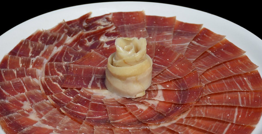 Plato de jamón ibérico de bellota cortado en lonchas finas con centro decorado en forma de flor