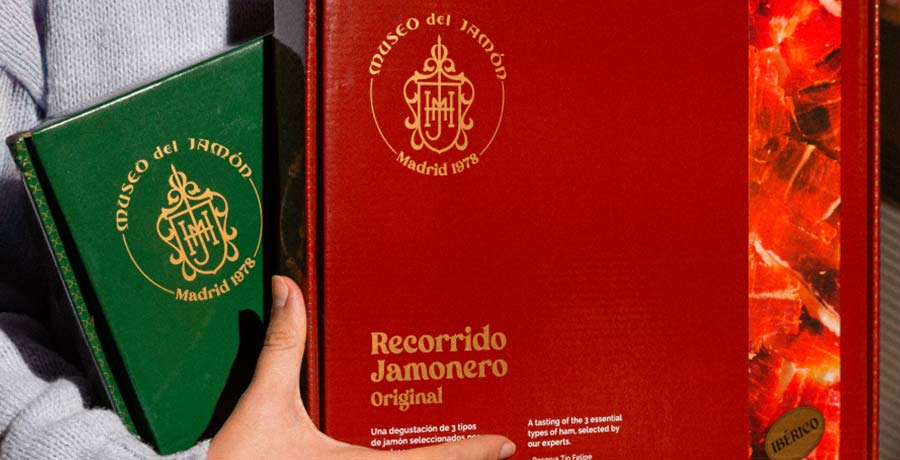 jamón ibérico loncheado a cuchillo en plato blanco