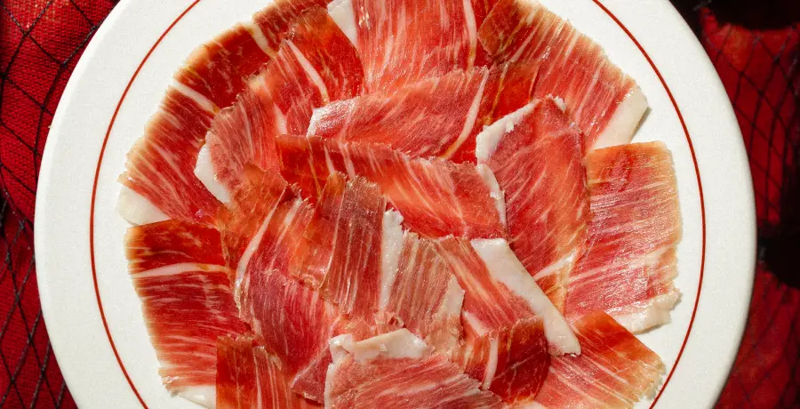 Plato de jamón ibérico loncheado, tradición de la gastronomía española