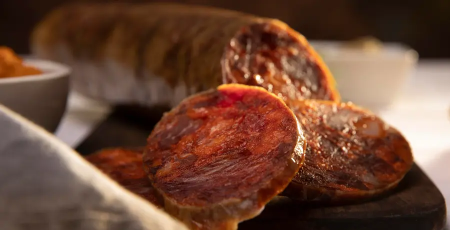Lonchas de chorizo cular ibérico de bellota sobre tabla de madera