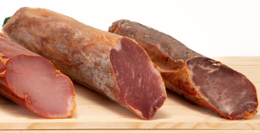 Piezas de lomo ibérico abiertas mostrando el corte para consejos de conservación – Museo del Jamón