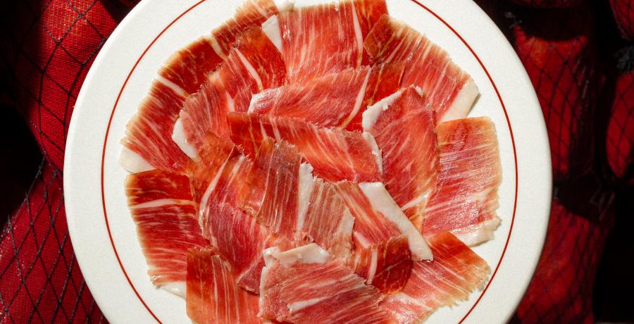 Plato de jamón ibérico loncheado para la cena de Nochevieja en Madrid