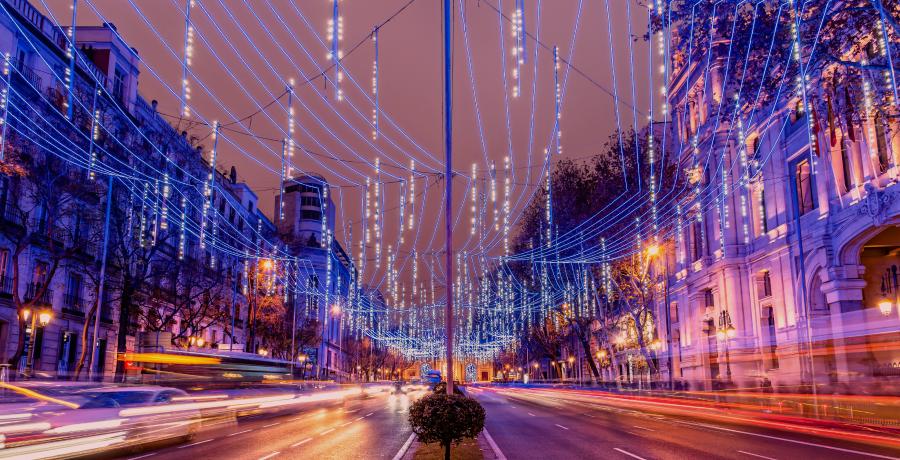 Calle de Madrid iluminada con luces de Navidad al anochecer