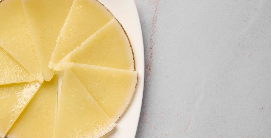 Queso de oveja cortado en cuñas sobre plato